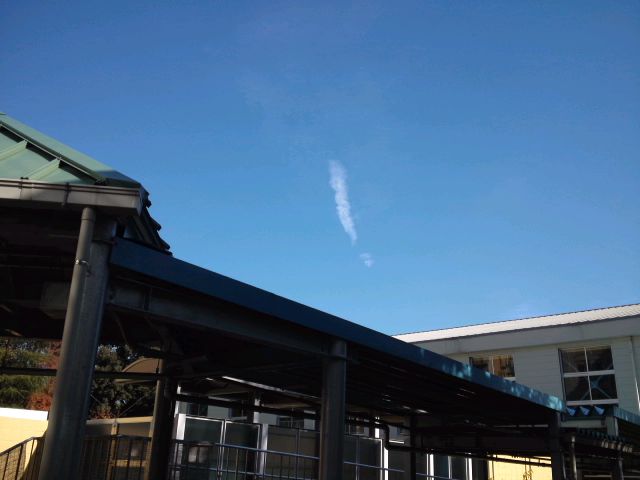 どっから見てもビックリマークの雲画像