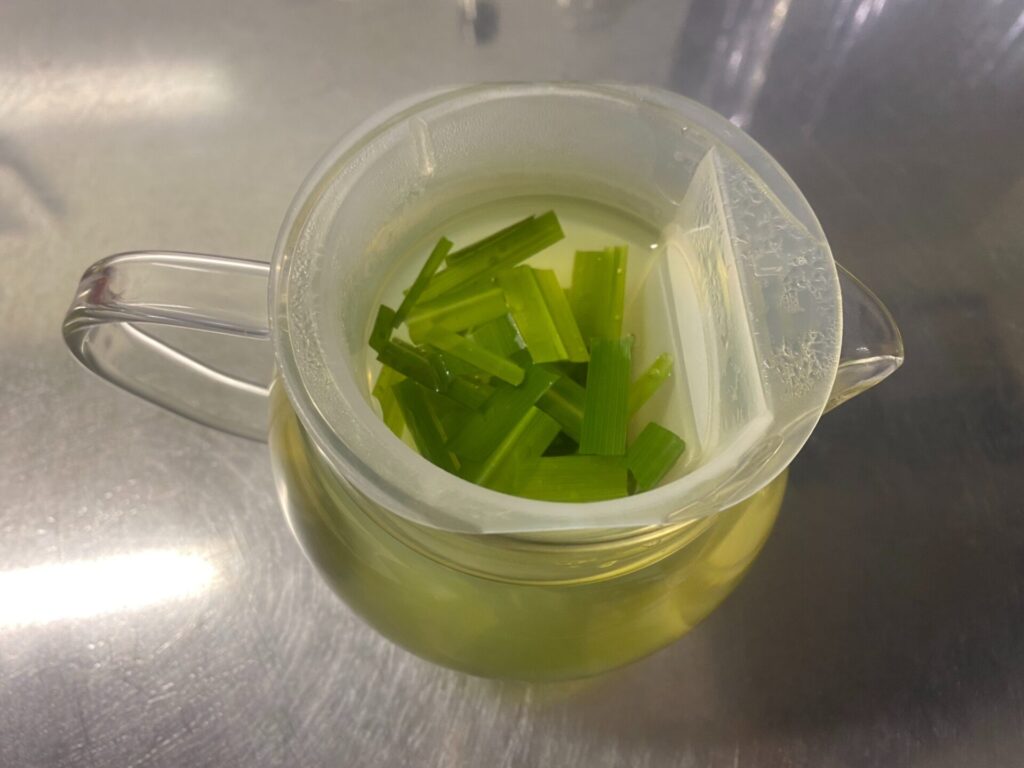 レモングラスの葉っぱでハーブティを作る画像