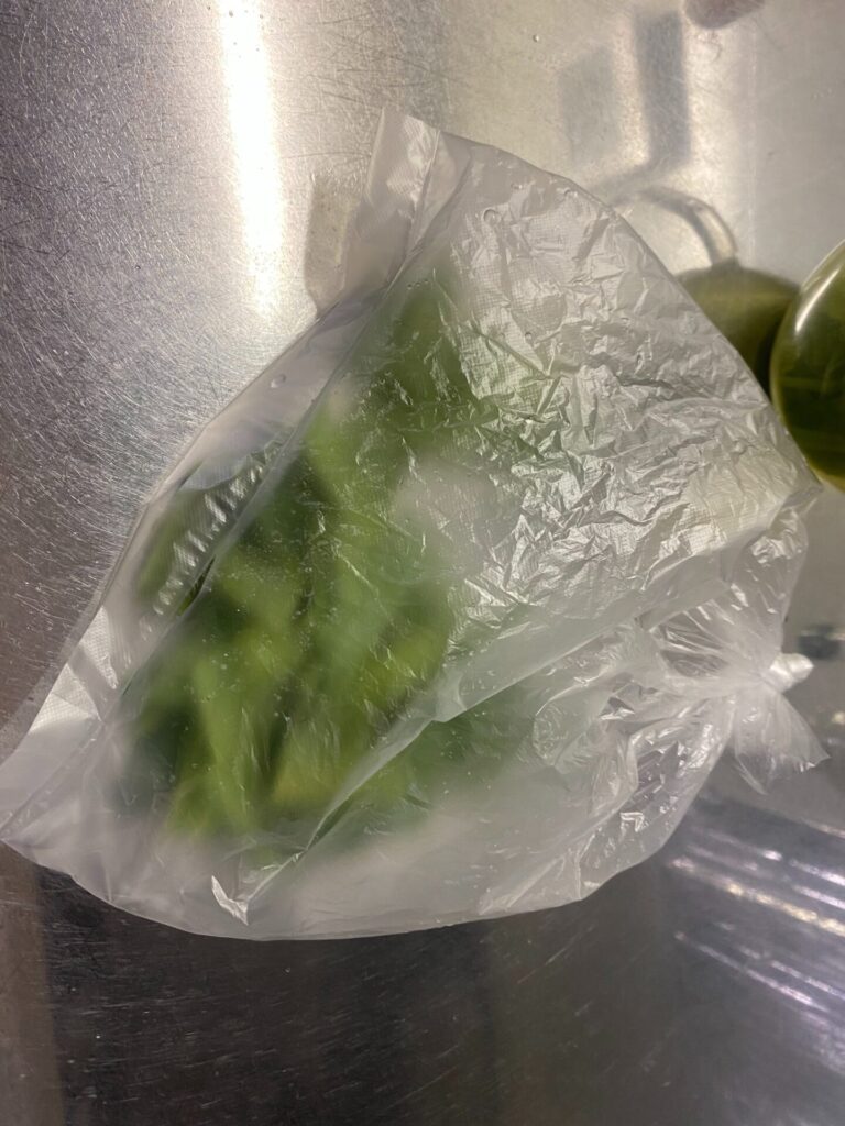 レモングラスの残った葉っぱを冷凍する画像