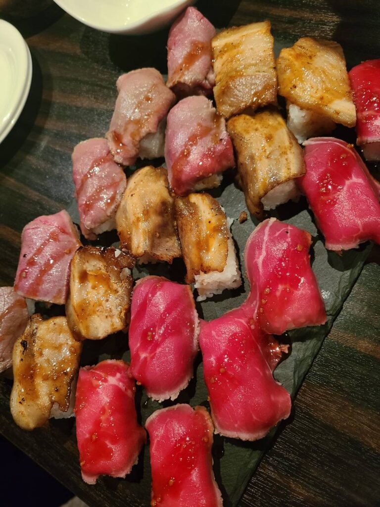 渋谷の女子忘年会で出された肉寿司の画像