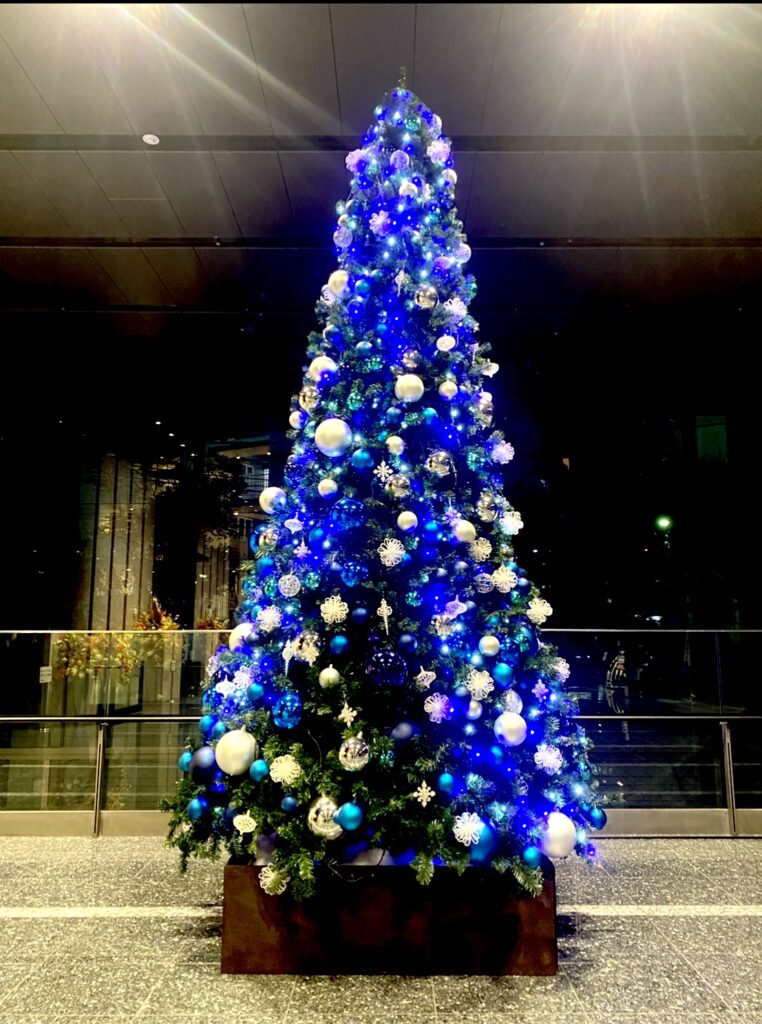 渋谷オフィスビル内のクリスマスツリーの画像